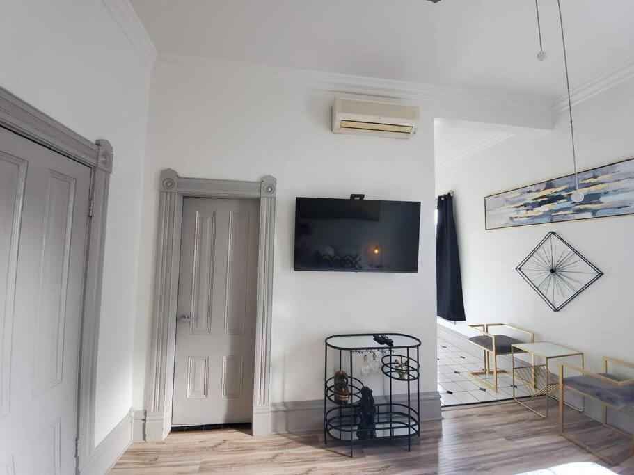 Industrial And Modern Studio For Two Gaslamp District! Perfectly Located Near Downtown! Your Away From Home! Apartment
