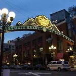 Industrial And Modern Studio For Two Gaslamp District! Perfectly Located Near Downtown! Your Home Away From Home!